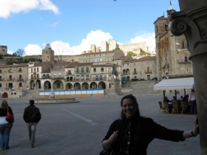This wider view of the plaza shows that it is a very open space.