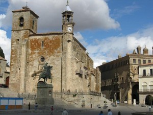 The statue of Pizarro is in the Plaza Mayor.