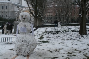 Not far from the ice princess was this fellow with a cigar in his mouth and two snowmen in progress in the background.