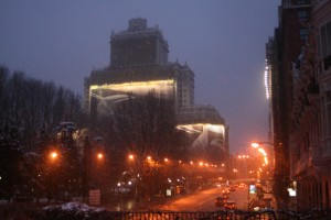 The Plaza de España is beautiful as the lights turn on, and the snow continues to fall.