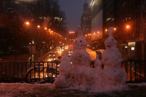 A snowman family posed for photos in front of a street by the Plaza de España.